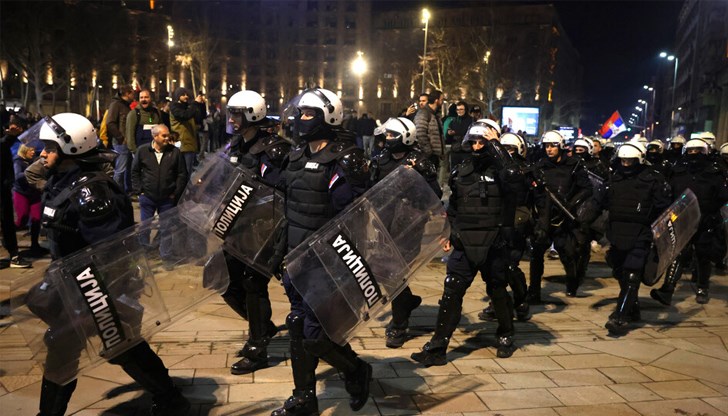 Белградските студенти изразиха шок от прекомерната употреба на сила, при сблъсъка пострадаха жени и момичета Белградските студенти изразиха шок от прекомерната употреба на сила, при сблъсъка пострадаха жени и момичета