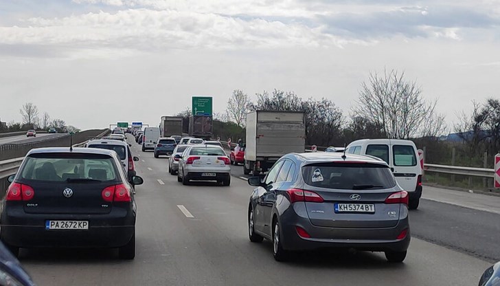 Близо 300 000 българи са на път в страната, а други 120 000 са избрали чужбина за празниците, с Гърция като топ дестинация Близо 300 000 българи са на път в страната, а други 120 000 са избрали чужбина за празниците, с Гърция като топ дестинация