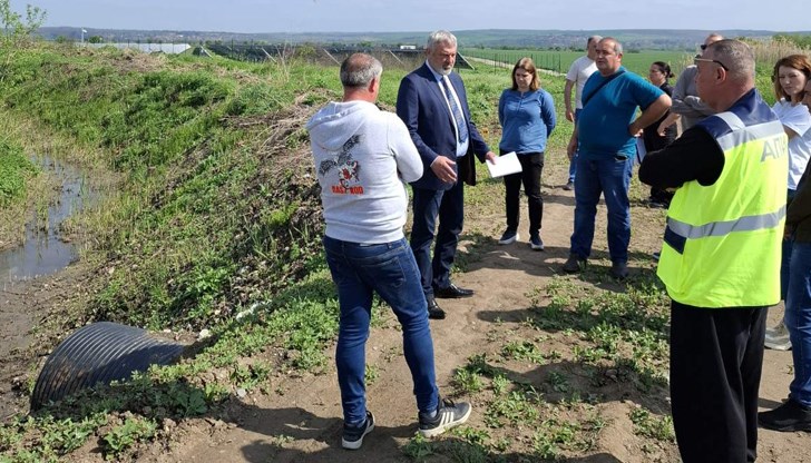 Трябва да се махне растителността, която затруднява естественото протичане на водата в Русенски и Черни Лом Трябва да се махне растителността, която затруднява естественото протичане на водата в Русенски и Черни Лом