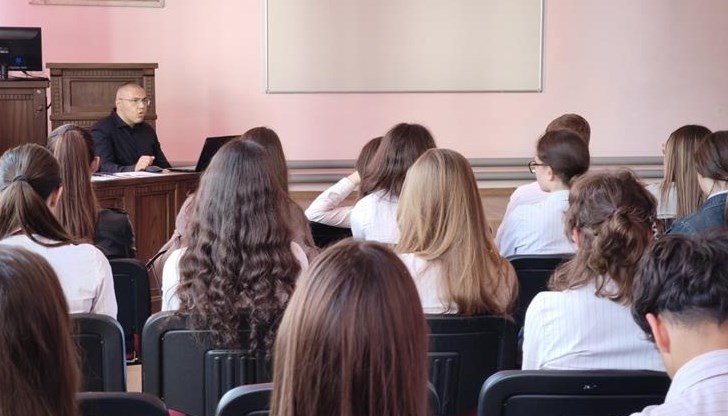 Съдия Ивайло Йосифов запозна русенски ученици с последните конституционни промени Съдия Ивайло Йосифов запозна русенски ученици с последните конституционни промени