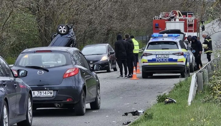 Спасители извадиха шофьора от преобърнатия автомобил Спасители извадиха шофьора от преобърнатия автомобил