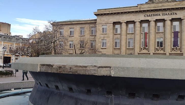 Шадраванът на централния площад се разпада Шадраванът на централния площад се разпада