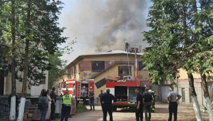 Огнената стихия е обхванала покрива на бившата фабрика "Болшевик" Огнената стихия е обхванала покрива на бившата фабрика "Болшевик"