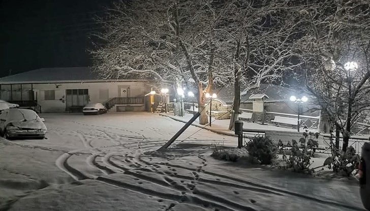 Температурите паднаха с 15 градуса за няколко часа, очакват се още валежи и бури Температурите паднаха с 15 градуса за няколко часа, очакват се още валежи и бури