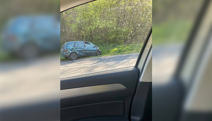 Служителят на реда е предприел опасен обратен завой и колата му е била блъсната Служителят на реда е предприел опасен обратен завой и колата му е била блъсната