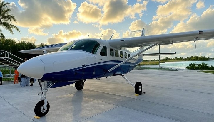 Американка с военен опит опита да пренасочи полет "извън страната", ранила двама пътници с нож Американка с военен опит опита да пренасочи полет "извън страната", ранила двама пътници с нож