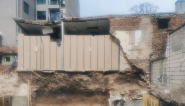 По чудо няма пострадали при срутване на стена в адвокатска кантора във Варна По чудо няма пострадали при срутване на стена в адвокатска кантора във Варна