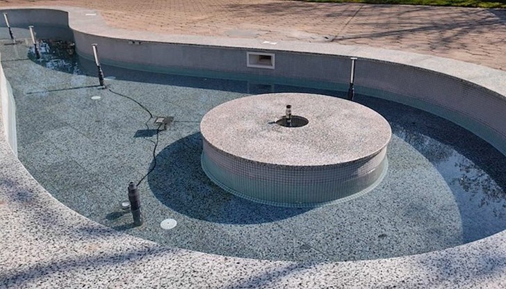 Новият шадраван в квартал "Здравец" стана жертва на посегателство още преди официалното му пускане Новият шадраван в квартал "Здравец" стана жертва на посегателство още преди официалното му пускане