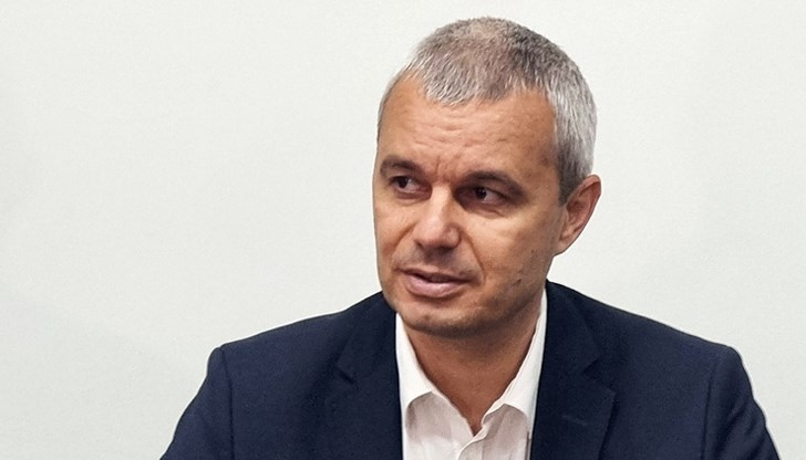 Лидерът на "Възраждане" припомни за авиопарка отпреди 40 години Лидерът на "Възраждане" припомни за авиопарка отпреди 40 години