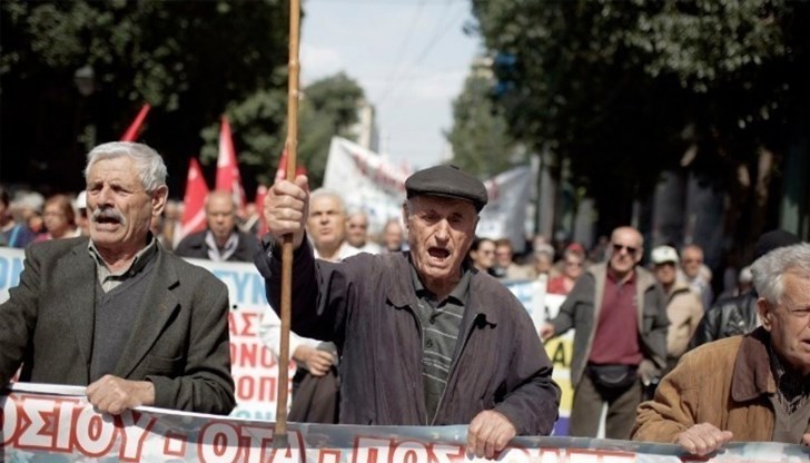 Възрастните хора настояват за предсрочно изплащане на пенсиите и връщане на 13-та и 14-та пенсия Възрастните хора настояват за предсрочно изплащане на пенсиите и връщане на 13-та и 14-та пенсия