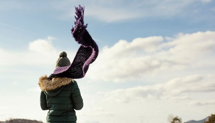 Нахлува студен атмосферен фронт с валежи от дъжд и сняг Нахлува студен атмосферен фронт с валежи от дъжд и сняг