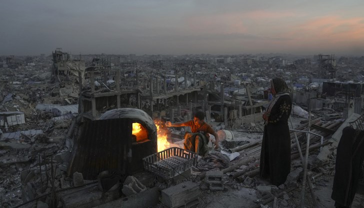 Според новинарската агенция палестинците са принудени да се сместват на постоянно свиващите се участъци земя Според новинарската агенция палестинците са принудени да се сместват на постоянно свиващите се участъци земя