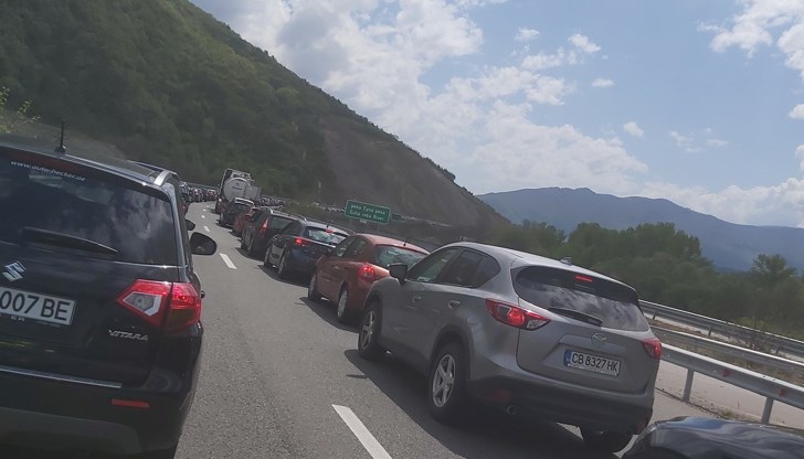 Движението в тунела се пропуска поетапно поради изключително интензивен трафик Движението в тунела се пропуска поетапно поради изключително интензивен трафик