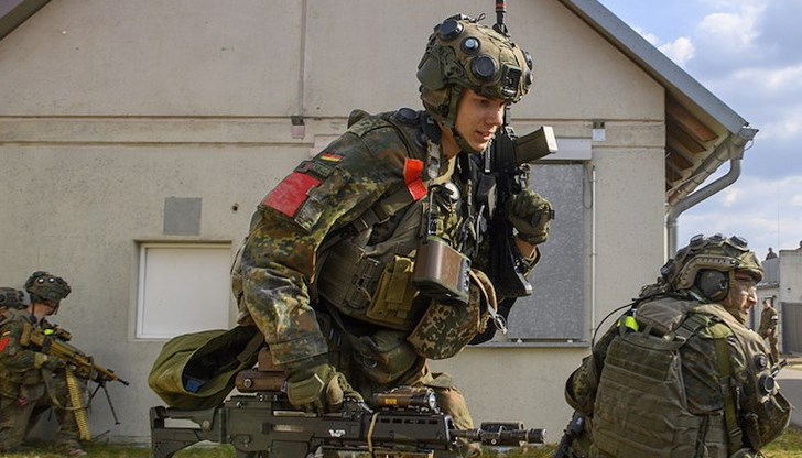 Задължителната повинност остава опция, ако доброволният модел не привлече достатъчно кандидати Задължителната повинност остава опция, ако доброволният модел не привлече достатъчно кандидати