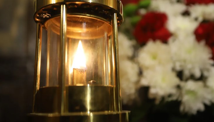 Огънят ще бъде разпределен от Синодалната палата в столицата до всички църкви в страната Огънят ще бъде разпределен от Синодалната палата в столицата до всички църкви в страната