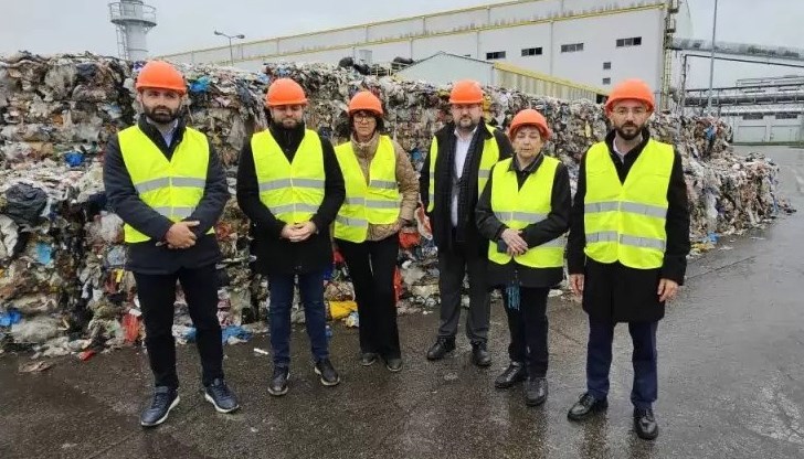 Общинските съветници на ГЕРБ, начело с Антон Хекимян , инспектират завода за боклука в село Яна. Общинските съветници на ГЕРБ, начело с Антон Хекимян , инспектират завода за боклука в село Яна.