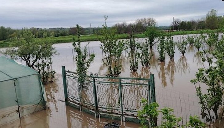 Над 100 къщи в община Хайредин са с 2-3 метра вода след проливния дъжд Над 100 къщи в община Хайредин са с 2-3 метра вода след проливния дъжд