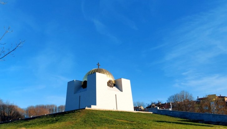 Кръгла маса и светещи в червено сгради - как България отбелязва 17 април Кръгла маса и светещи в червено сгради - как България отбелязва 17 април