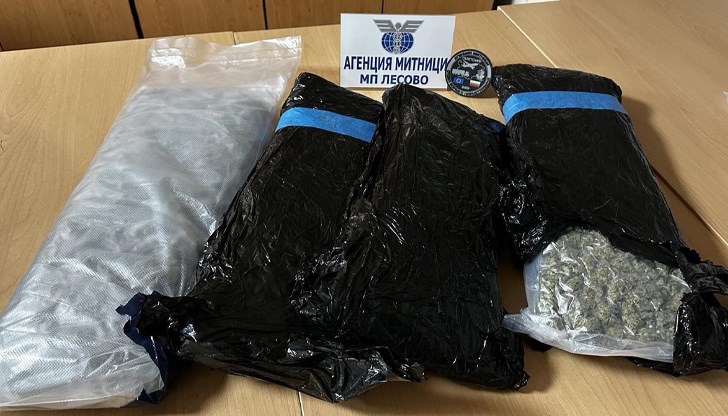 Дрогата била укрита в леглото на шофьорската кабина Дрогата била укрита в леглото на шофьорската кабина