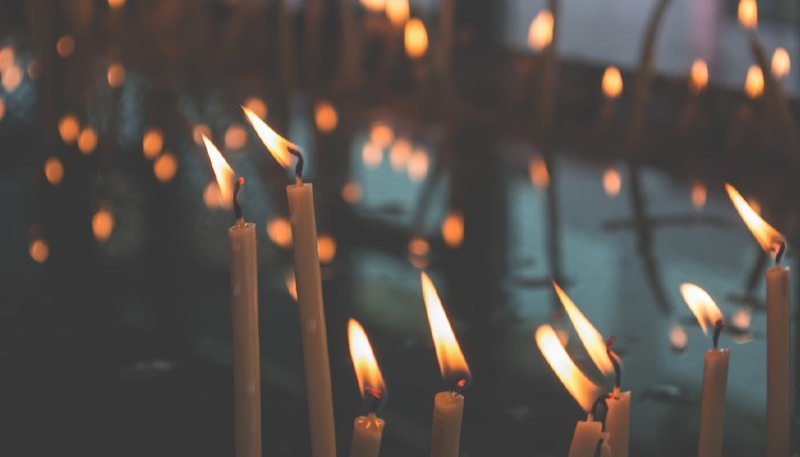 Денят е посветен на св. Йоан Кръстител и традиционно се свързва с почит към починалите близки Денят е посветен на св. Йоан Кръстител и традиционно се свързва с почит към починалите близки