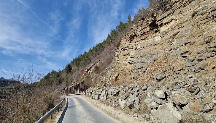 Шофьорите трябва да се движат с повишено внимание по няколко рискови участъка Шофьорите трябва да се движат с повишено внимание по няколко рискови участъка