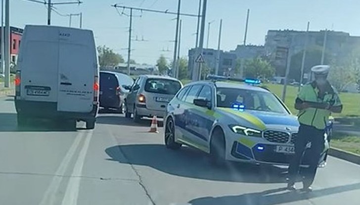 Пешеходката е транспортирана в болница със съмнение за счупен крак Пешеходката е транспортирана в болница със съмнение за счупен крак