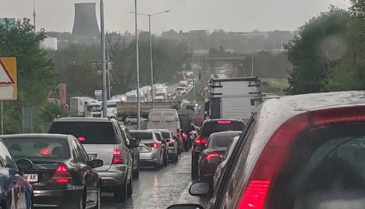 Задръствания в района на Дунав мост провокират недоволството на русенци Задръствания в района на Дунав мост провокират недоволството на русенци