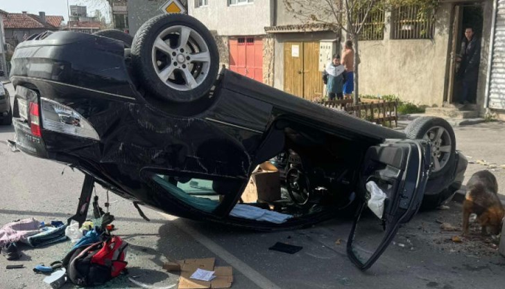 Водачът на автомобила е управлявал с близо 1,6 промила алкохол, но е получил само леки наранявания Водачът на автомобила е управлявал с близо 1,6 промила алкохол, но е получил само леки наранявания