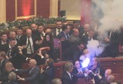 Депутати се биха и палиха факли в парламента на Албания Депутати се биха и палиха факли в парламента на Албания