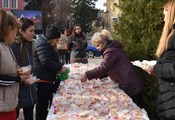 Раздадоха 1000 парчета баница с късмети на площада в Бяла Раздадоха 1000 парчета баница с късмети на площада в Бяла