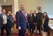 Делян Пеевски показа "Музея на сглобката" на младежи в парламента Делян Пеевски показа "Музея на сглобката" на младежи в парламента