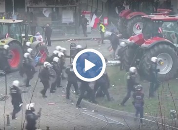 Сблъсъци между полицията и протестиращи фермери в Брюксел Сблъсъци между полицията и протестиращи фермери в Брюксел