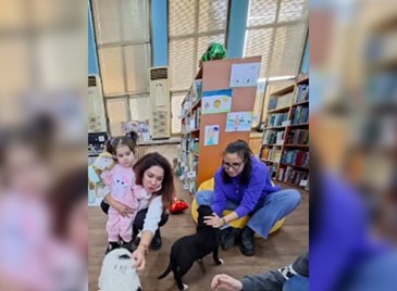 Деца четоха приказки на кучета от приюта в Русенската библиотека Деца четоха приказки на кучета от приюта в Русенската библиотека