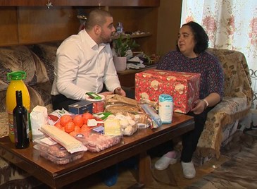 Млад мъж зарадва самотна майка в Русе за Коледа Млад мъж зарадва самотна майка в Русе за Коледа