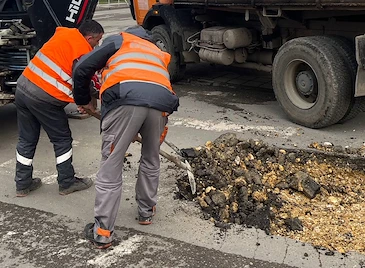 Работници кърпят дупки със студена смес по русенските улици Работници кърпят дупки със студена смес по русенските улици
