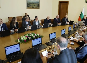 Кабинетът остави държавата на финансов автопилот Кабинетът остави държавата на финансов автопилот