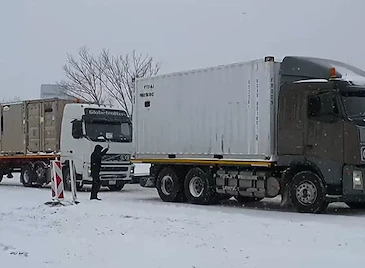 Камион от конвой на американската армия закъса край Дунав мост Камион от конвой на американската армия закъса край Дунав мост