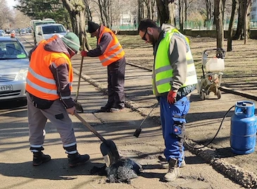 Русе започна мащабна битка с дупките по булевардите Русе започна мащабна битка с дупките по булевардите