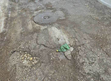 Кални "кратери" тормозят жителите в квартал "Здравец Изток" Кални "кратери" тормозят жителите в квартал "Здравец Изток"