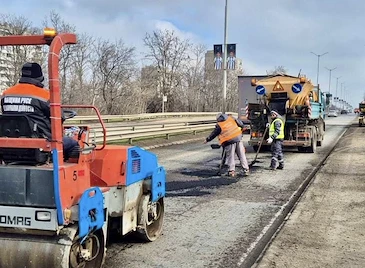 Кърпят "кратерите" на булевард "България" Кърпят "кратерите" на булевард "България"