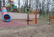Общината завърши новата детска площадка в квартал "Долапите" Общината завърши новата детска площадка в квартал "Долапите"