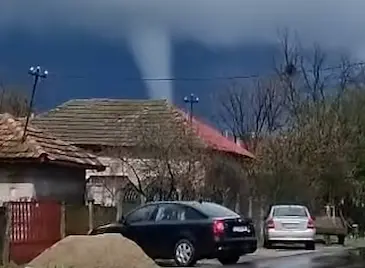 Смерч се изви в румънско село на 60 километра от Русе Смерч се изви в румънско село на 60 километра от Русе