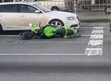 Катастрофа с моторист блокира булевард "Христо Ботев" Катастрофа с моторист блокира булевард "Христо Ботев"