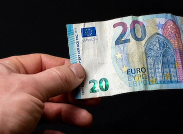 Държавата отпуска по 20 евро за гориво Държавата отпуска по 20 евро за гориво