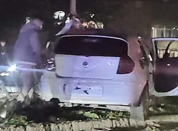 БМВ се вряза в оградата на булeвард "Христо Ботев" в Русе БМВ се вряза в оградата на булeвард "Христо Ботев" в Русе