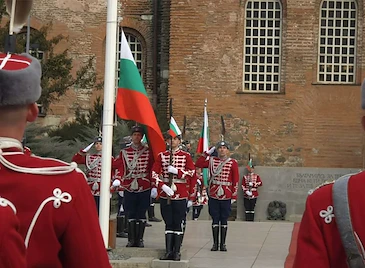 Гвардейци издигнаха трибагреника пред паметника на Незнайния воин Гвардейци издигнаха трибагреника пред паметника на Незнайния воин
