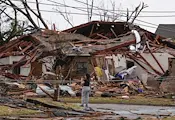 Торнадо срина къщи и рани 10 души в Оклахома Торнадо срина къщи и рани 10 души в Оклахома