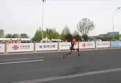 Хуманоиден робот счупи човешкия рекорд на полумаратона в Китай Хуманоиден робот счупи човешкия рекорд на полумаратона в Китай