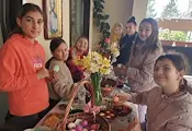 Деца боядисаха великденски яйца в Басарбовския манастир Деца боядисаха великденски яйца в Басарбовския манастир