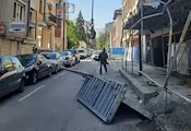Кофраж от петия етаж рухна на улица в София Кофраж от петия етаж рухна на улица в София